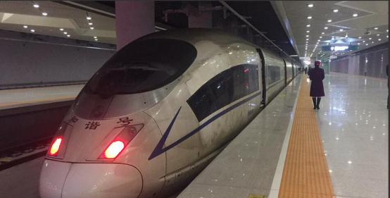  穿越霧霾區(qū)的高鐵，塵埃布滿整個(gè)車(chē)身