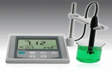  在進行pH測試時，探頭與儀器設置應注意哪些問題？